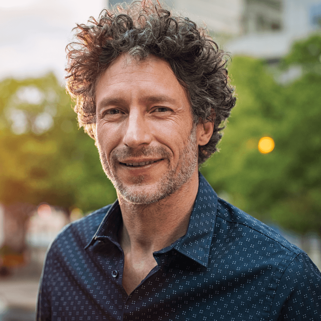 Portrait de Clément, ancien paysagiste reconverti en permaculture, un vrai guide pour l'équipe.