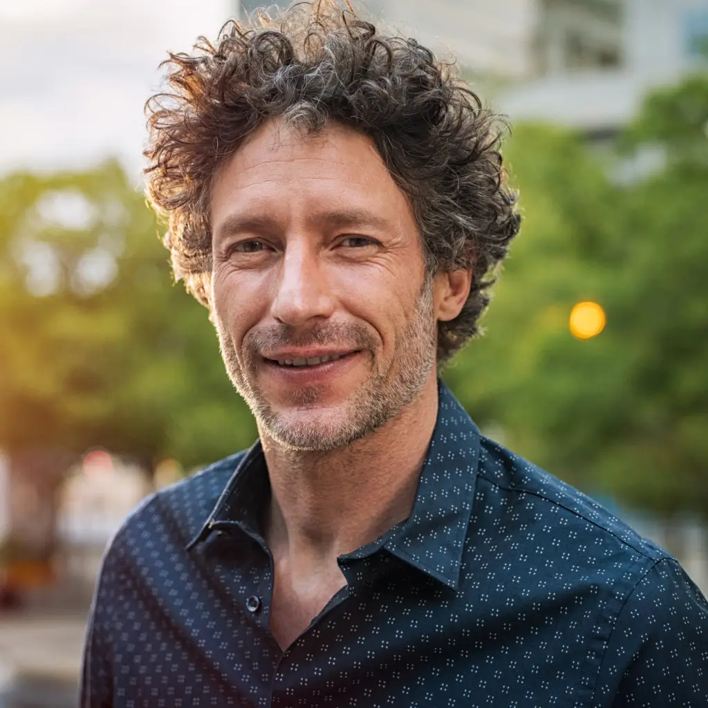 Portrait de Clément, ancien paysagiste reconverti en permaculture, un vrai guide pour l'équipe.