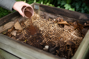 Marc de café ajouté en petite quantité dans un compost de jardin équilibré